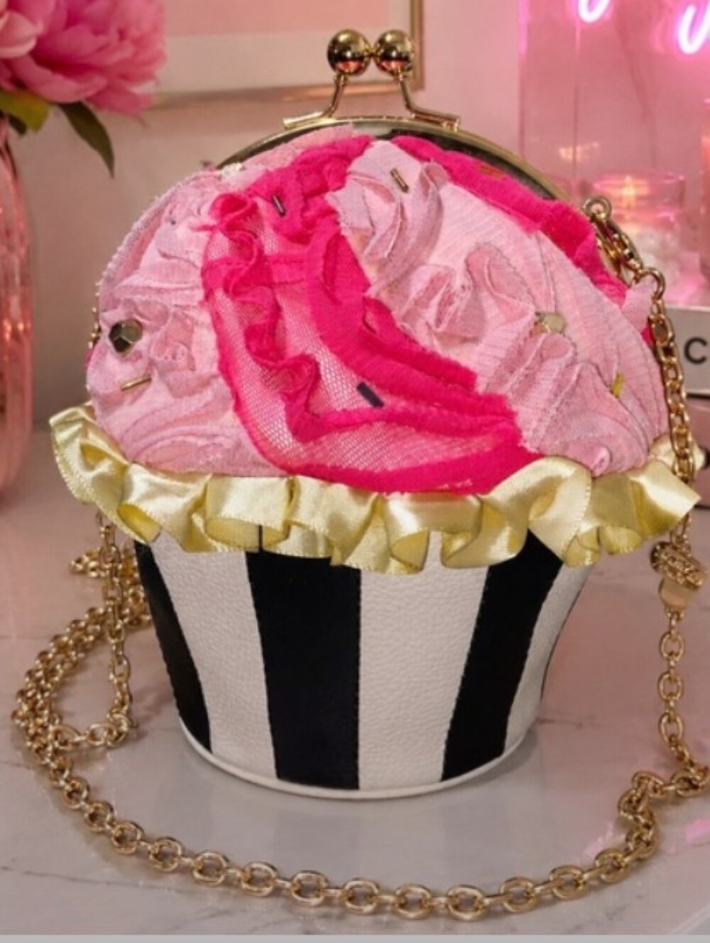 Betsy Johnson- Novelty Cupcake 🧁 Crossbody Bag with Gold Chain 🩷